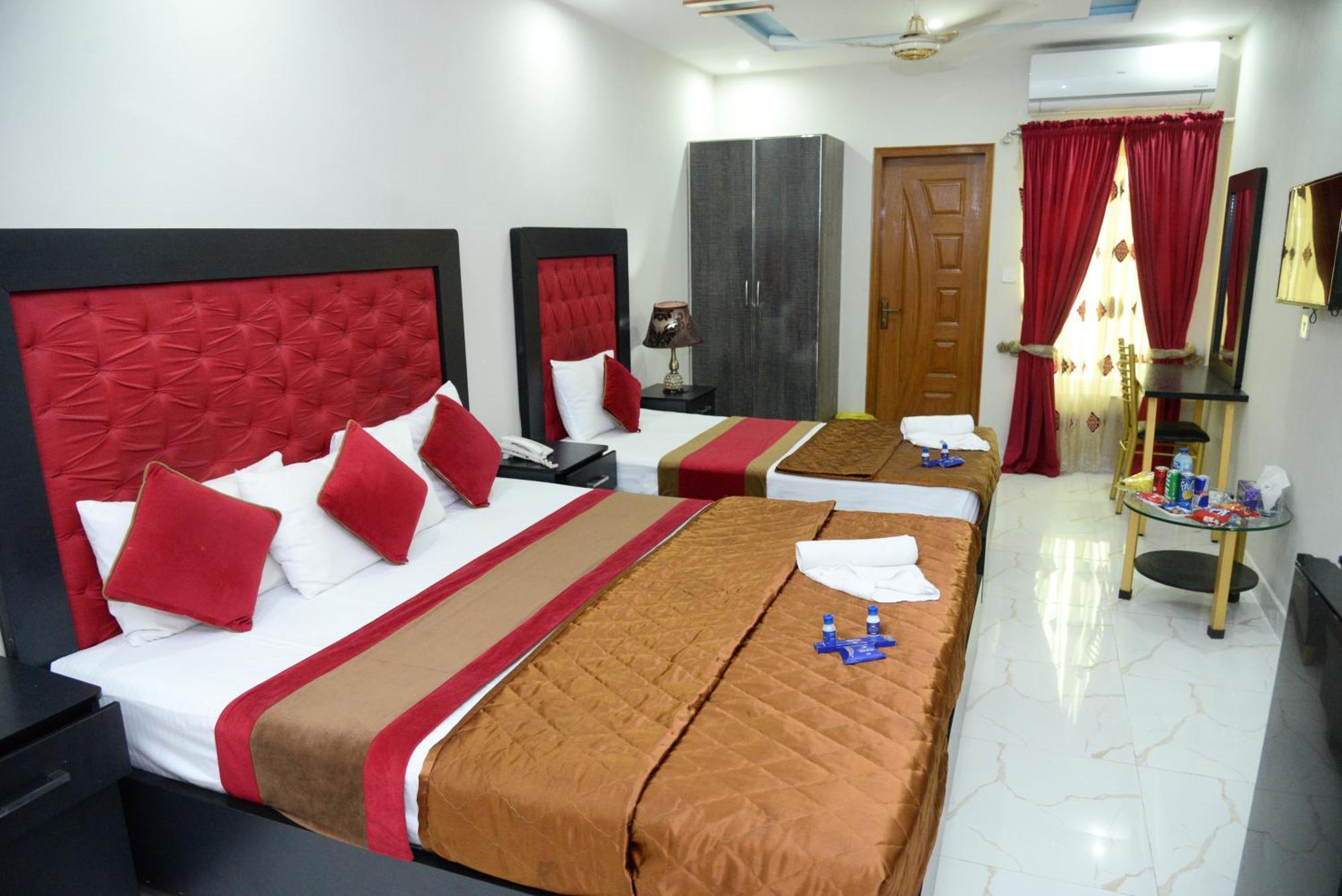 Hotel Deluxe Lahore Exterior photo