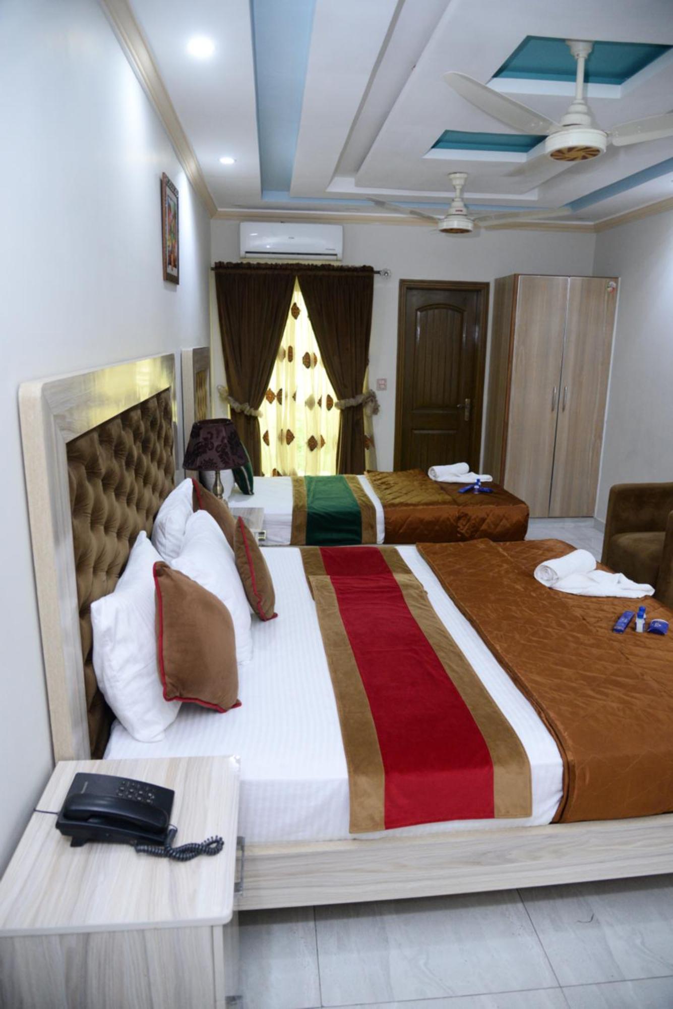 Hotel Deluxe Lahore Exterior photo