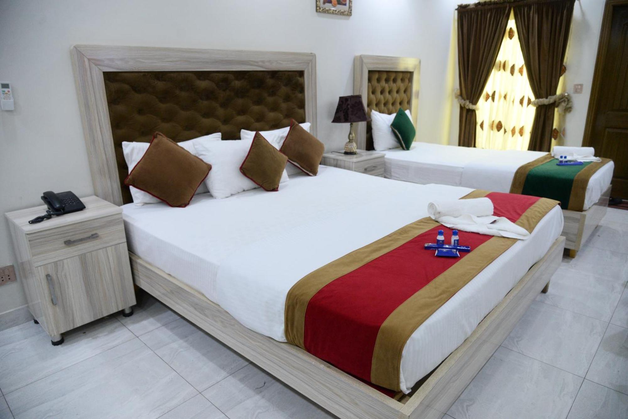 Hotel Deluxe Lahore Exterior photo